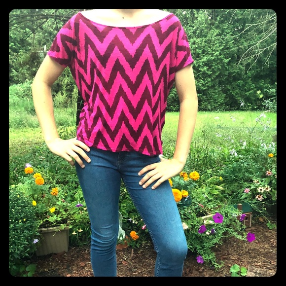 🛍$1 Add on item!🛍 Comfy hi-lo T-shirt. Medium - Picture 2 of 6